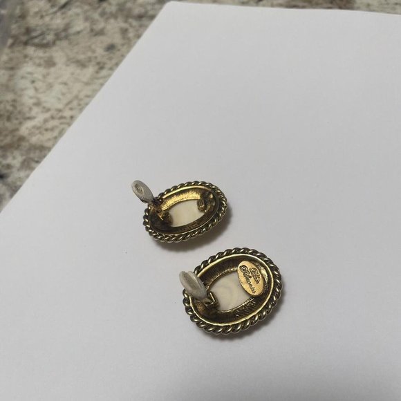 Signed Blair Delmonico Statement Clip On Earrings Gold Tone / Cream Flower - Picture 4 of 8